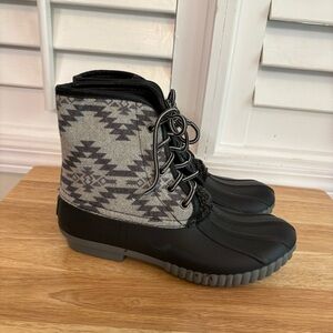 Simply Southern Gray And Black Aztec Print‎ Duck Boot Size 7